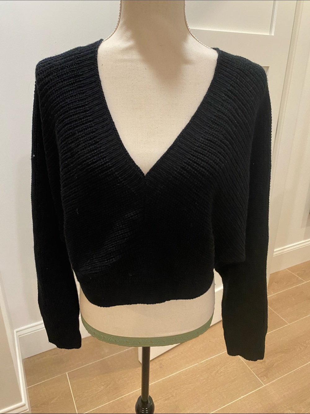 SHEIN Black Ribbed V-Neck Cropped Sweater